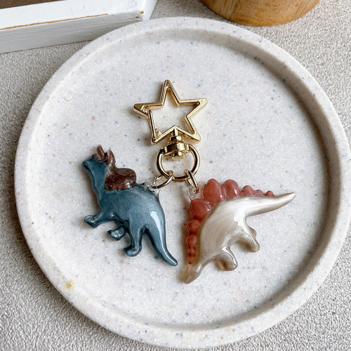 恐竜キーホルダー チャーム トリケラトプス ステゴサウルス ネイビー