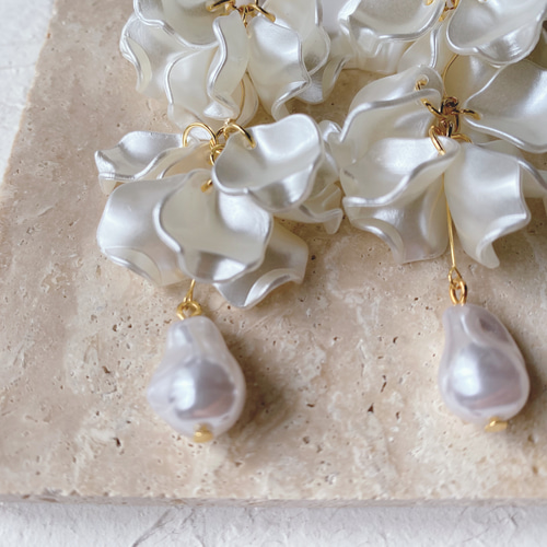 パールホワイト花びら バロックパール ピアス orイヤリング
