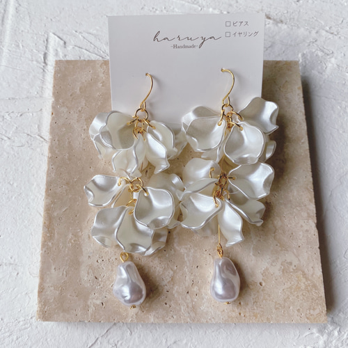 No.371 ハンドメイド　パール華やか花びらピアス　イヤリング パールホワイト花びら バロックパール ピアス orイヤリング