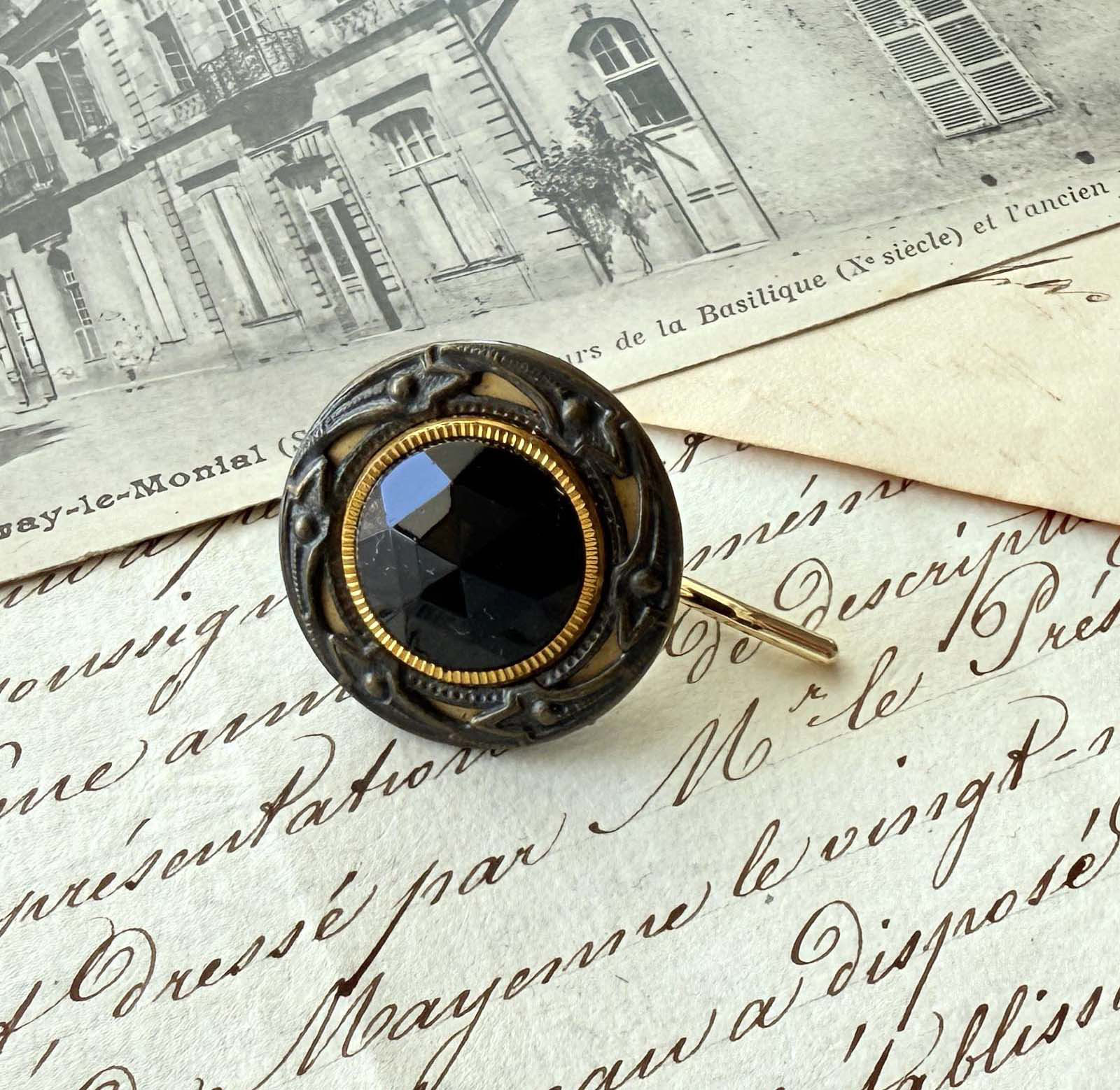 フランスアンティークポニーテールフック／真ん中サークルブラック・かざり模様ボタン