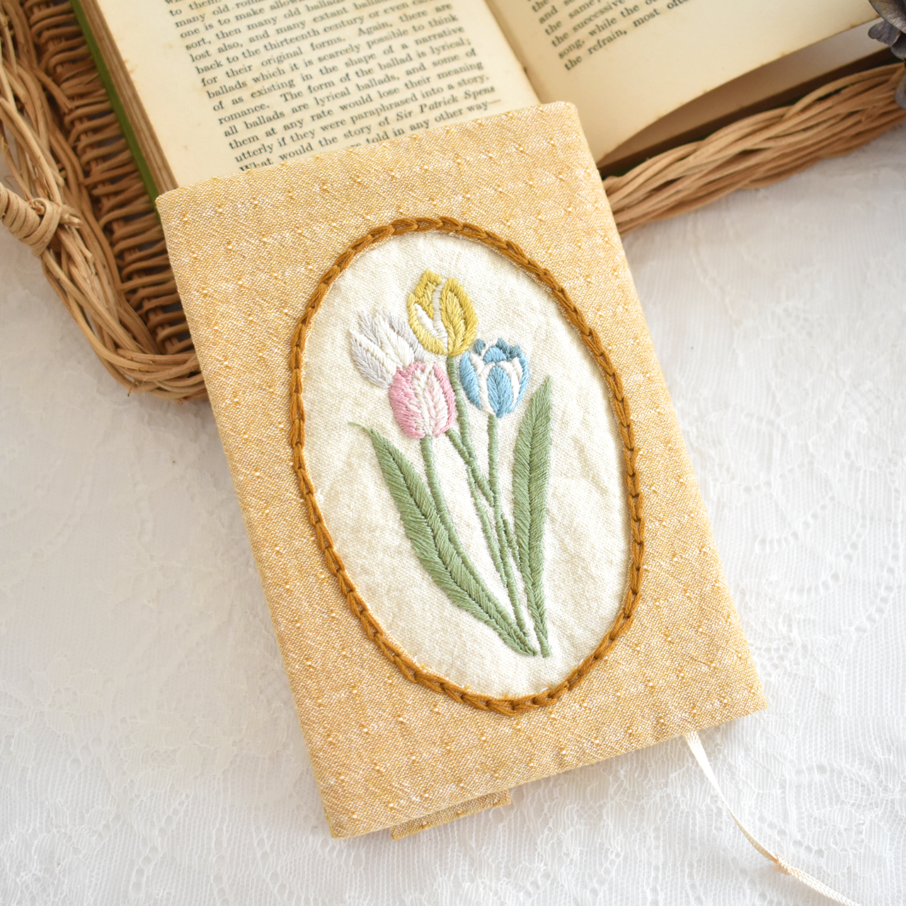 チューリップの手刺繍ブックカバー　単行本サイズ