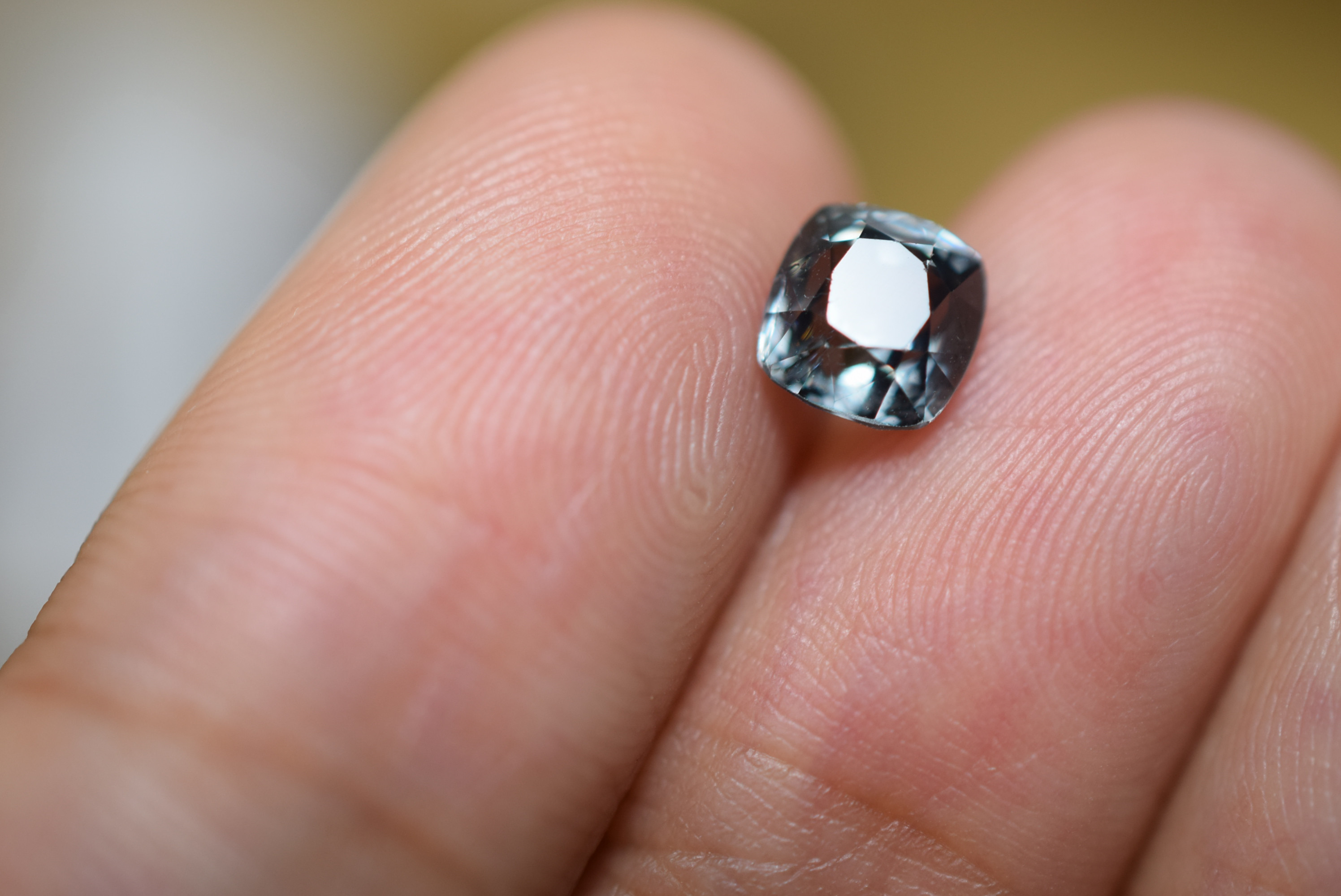 RS11-09 非加熱 宝石質 洗練の高級感金属灰色 スピネル ミャンマー産 ルース 三角