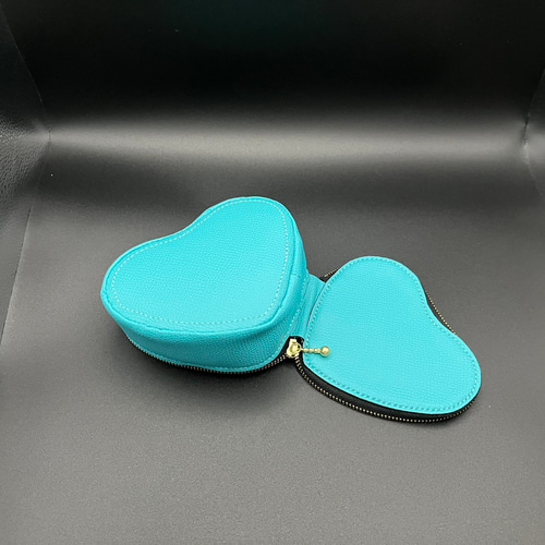 Heat Sora | 水色レザーのハート型のポーチ ポーチ Itsumoarigatone
