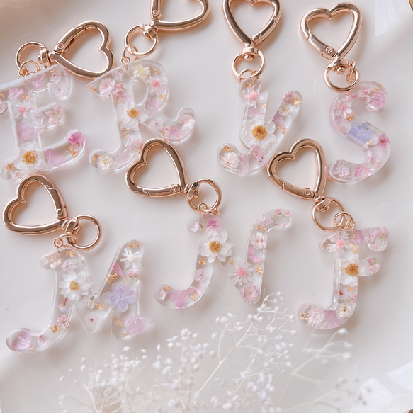 大人向け】 お花イニシャルキーホルダー アルファベット キーホルダー