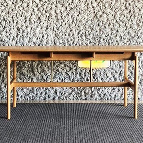 北海道産ナラの木で作られたテーブルです 北海道産ナラの木で作られたテーブルです