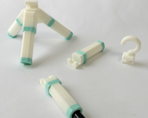 えんぴつのキャップです。写真では水色に見えるけど本当は白色です。 組み合わせ自由！3Dプリンター製 鉛筆キャップ（白青） ペン・筆記用具