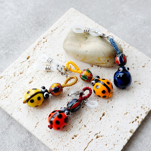 G011 てんとう虫 ガラスビーズ 手編み メガネ留めチャーム バッグ