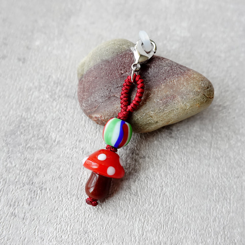 G012 きのこ ガラスビーズ 手編み メガネ留めチャーム バッグチャーム