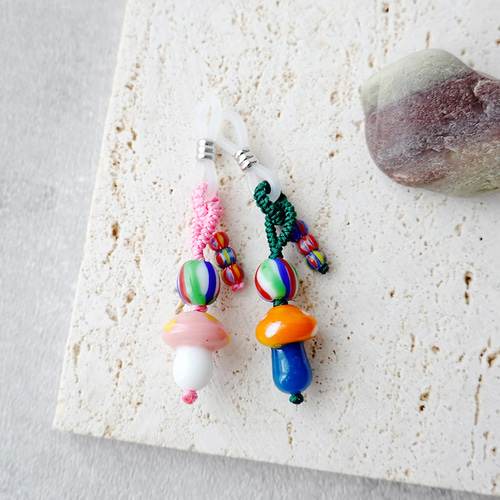 G012 きのこ ガラスビーズ 手編み メガネ留めチャーム バッグチャーム