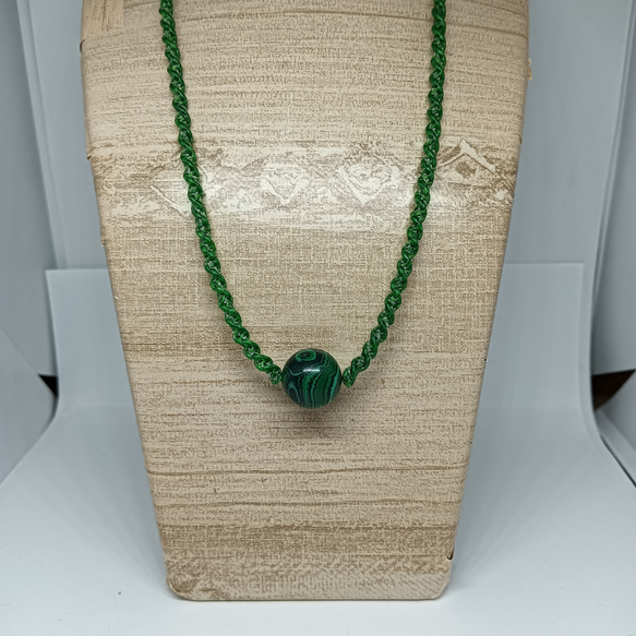 マラカイトのマクラメネックレス マラカイトのマクラメネックレス | 個性的なデザイン - 天然石＋