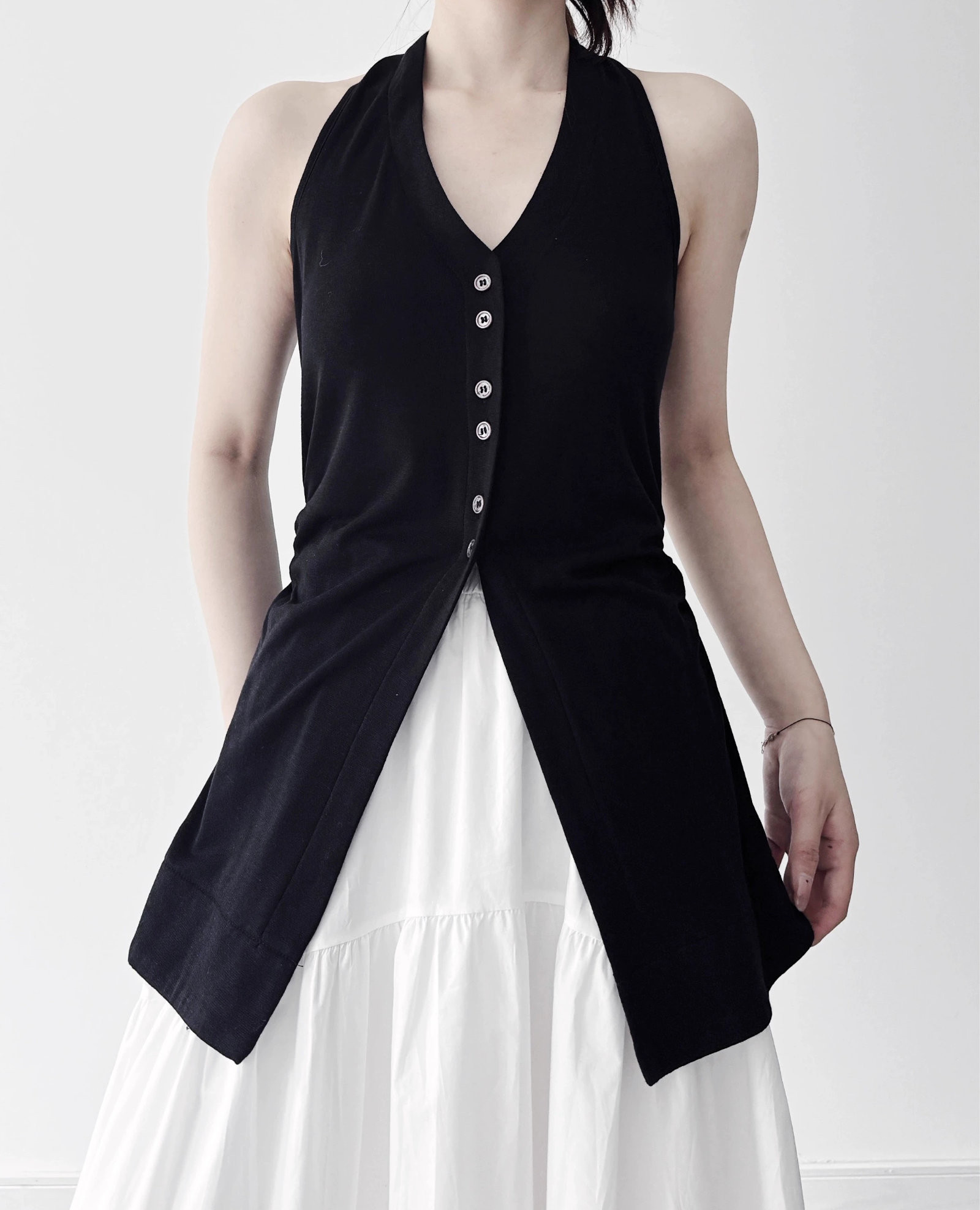 フレアな深めVカットで裾周りもスッキリ☆ホルターネックトップス