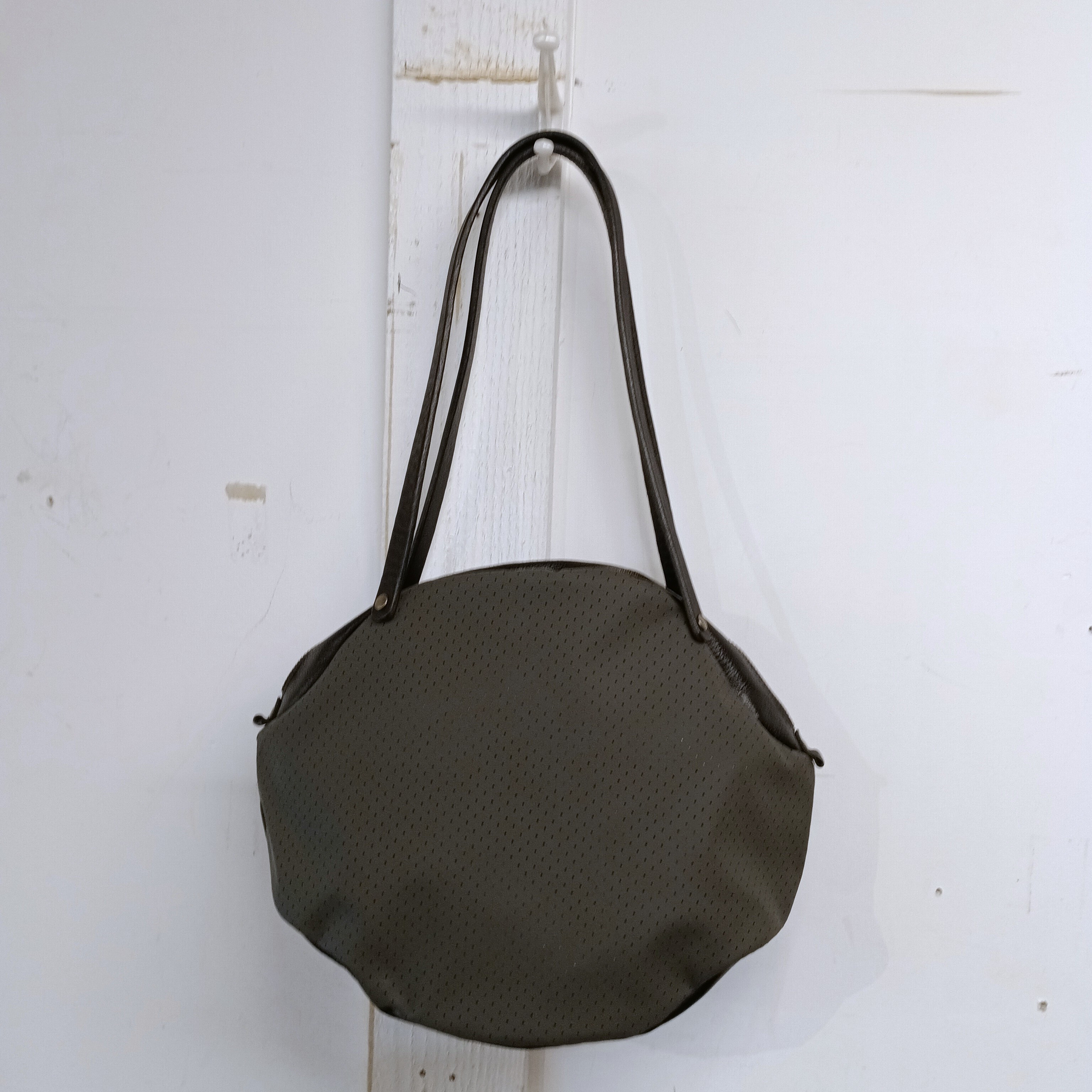 ≪数量限定≫ 500mlボトルも入る！ まんまるトートバッグ(S)パンチング型押し チャコールグレー【nl031duS】