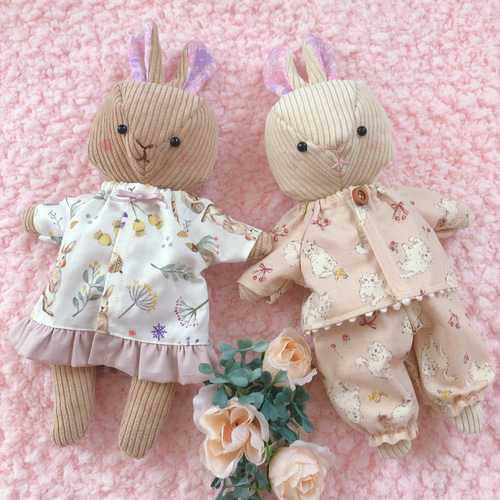 花柄ワンピースのうさぎちゃん アーティストベア ぬいぐるみ 海外作家様 ピンク うさぎぬいぐるみチャーム – Shirley Temple Online Store