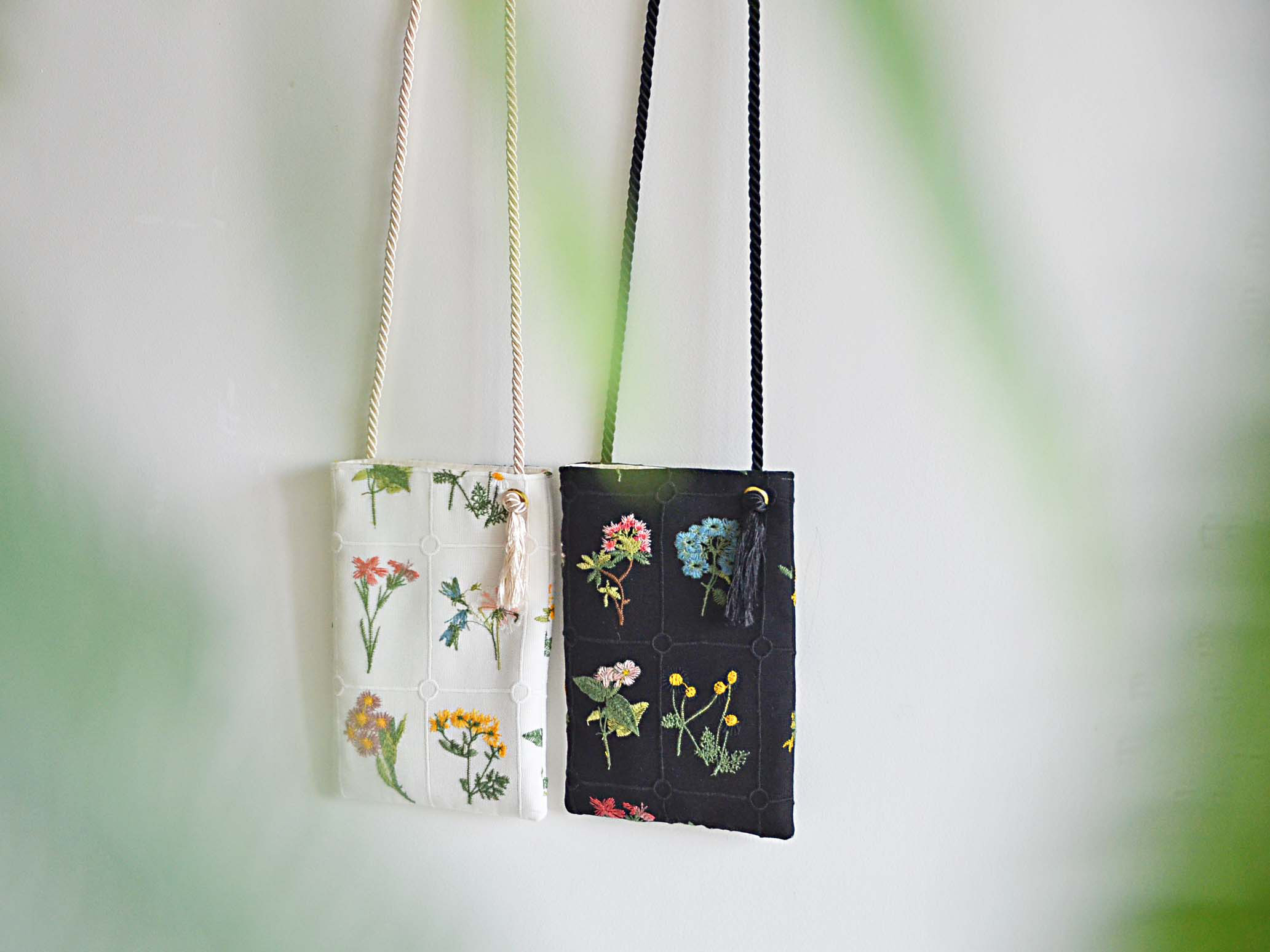 【選べるカラー】フラワー刺繍スマホショルダーポーチ　　ボタニカル柄　スマホショルダー　エクリュ・ブラック