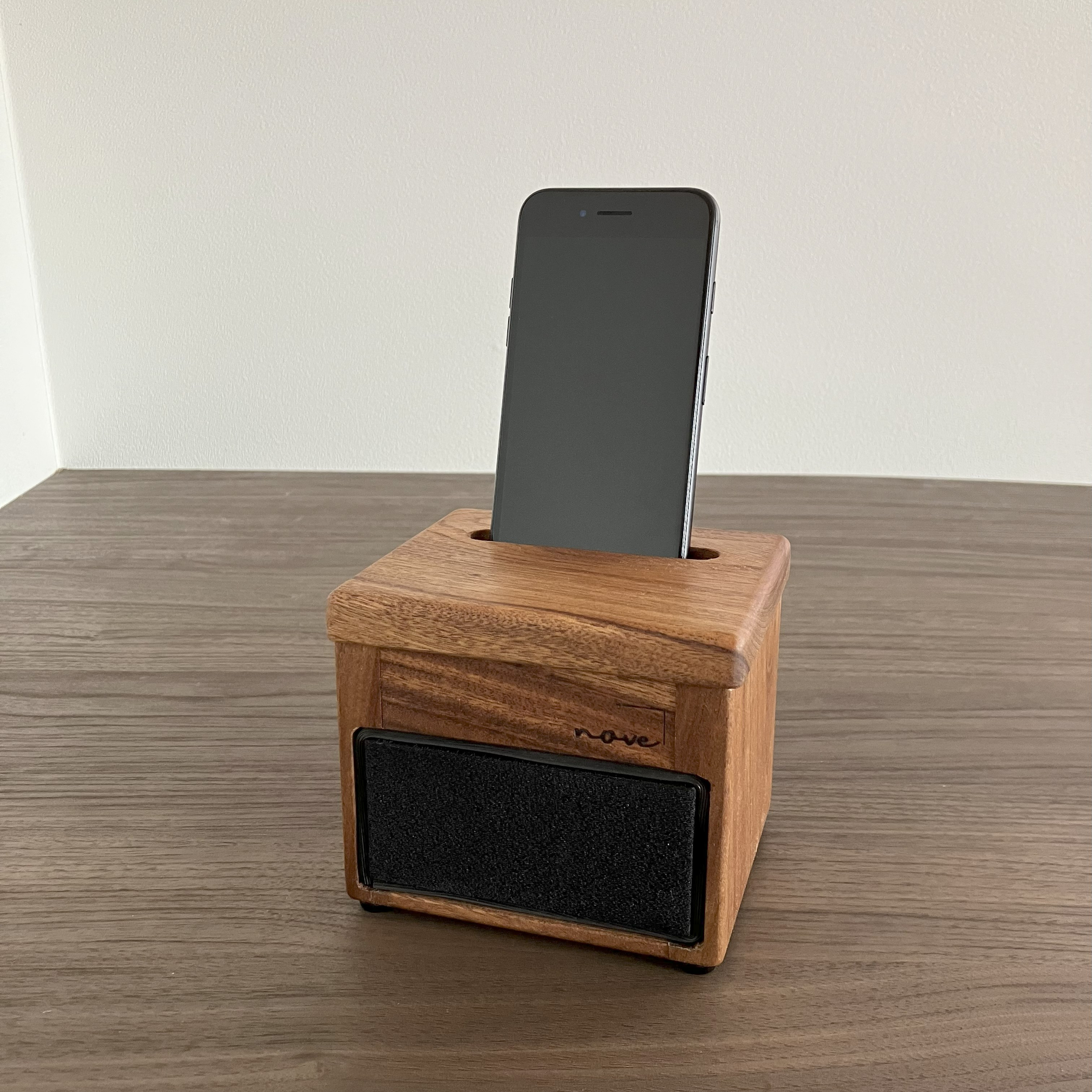 【ａｍｐ】電源いらずの木製スマホスピーカー ギターアンプモチーフ