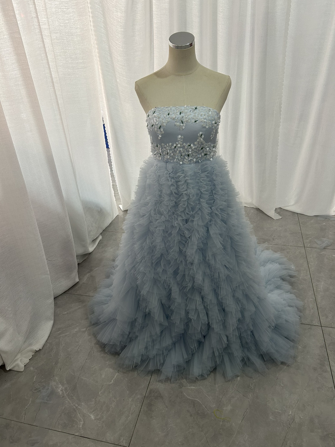 ゴージャスでエアリーなもこもこカラードレス チュールドレス キラキラのハンドビーディング ふわふわ　ボリューム