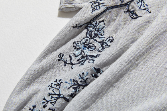 ★現貨★柔軟舒適！灰色連帽針織套頭刺繡上衣 250615-1 第5張的照片