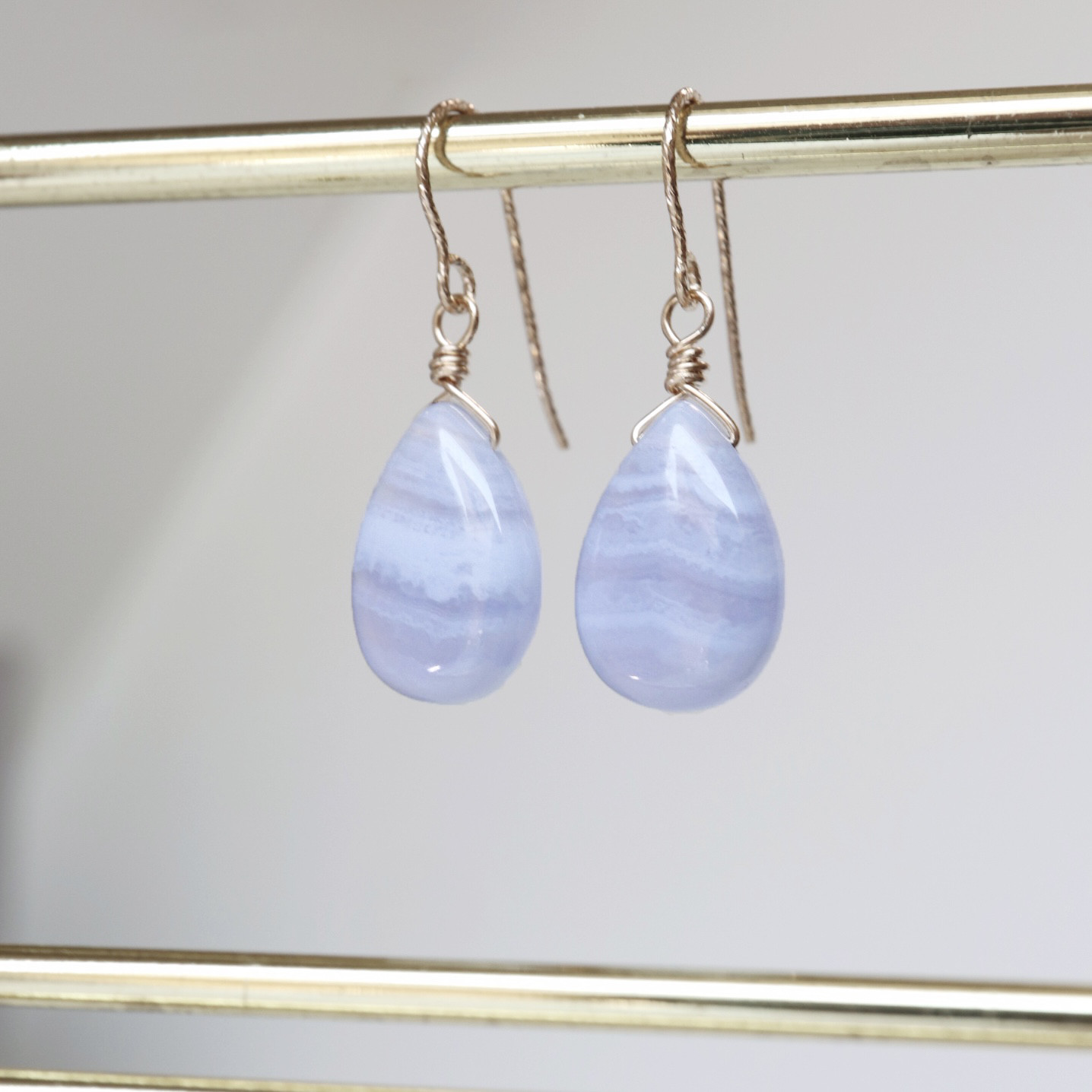 水面に咲く静かな波紋の様な14kgfブルーレースアゲートピアス　夏/淡い/涼しげ/天然石/シンプル/ジュエリー