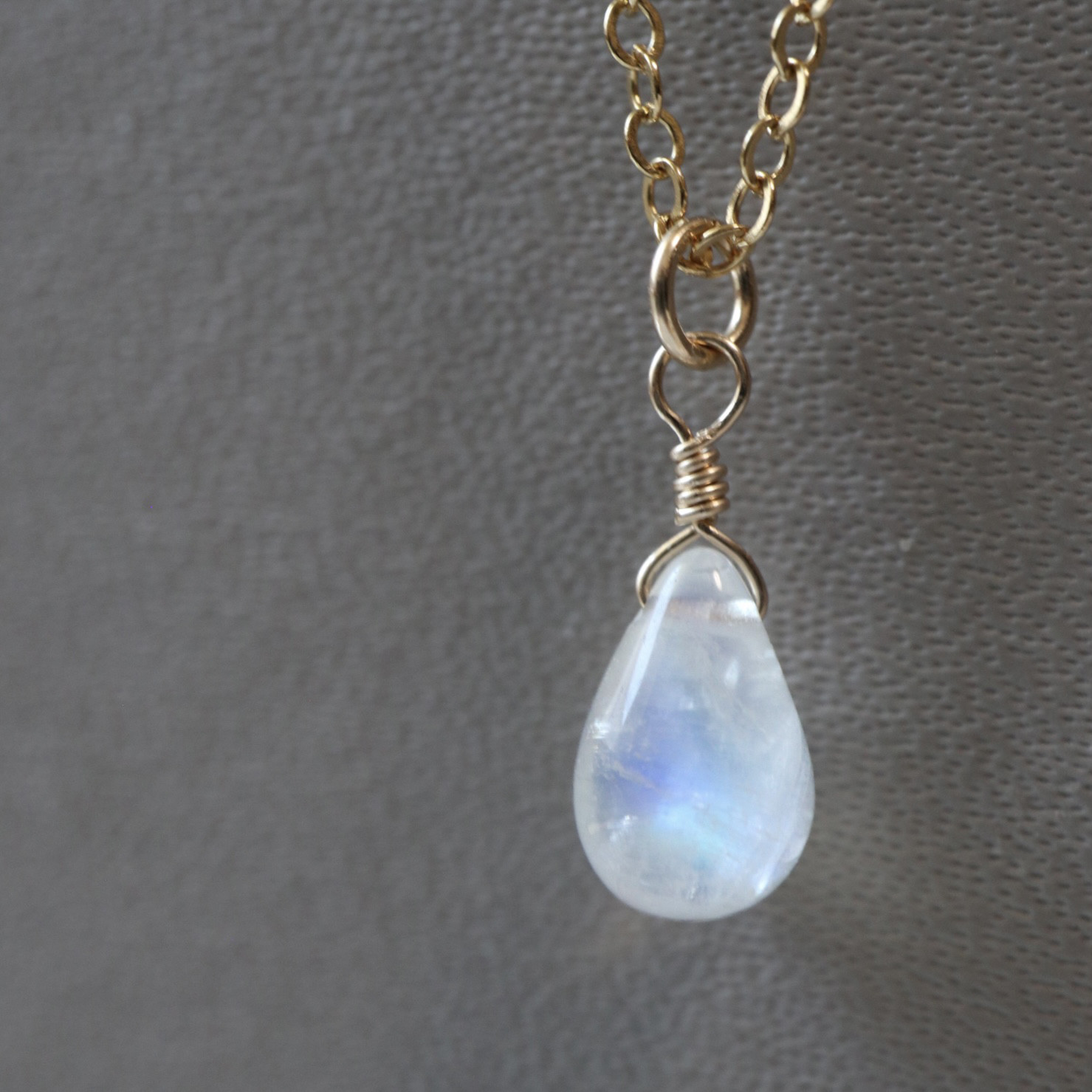 静かな湖に溶ける、月光の雫 14kgfレインボームーンストーンネックレス 天然石/シンプル/ジュエリー/ドロップ