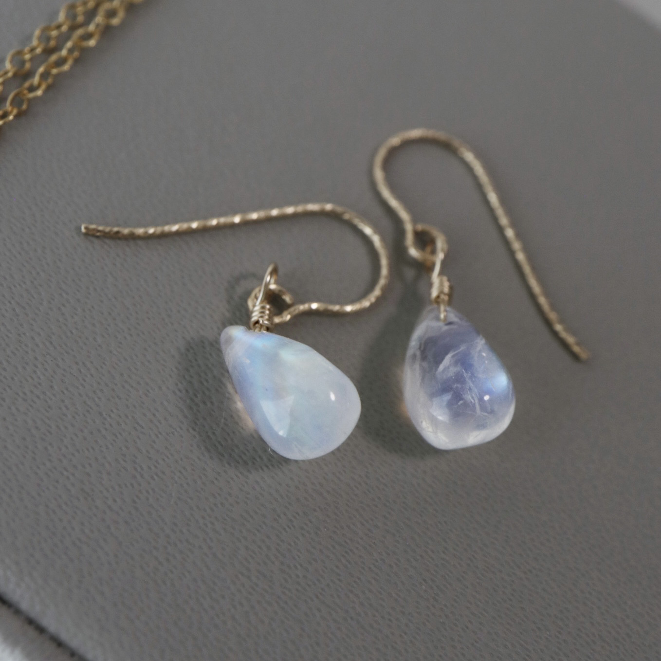 静かな湖に溶ける、月光の雫 14kgfレインボームーンストーンピアス 天然石/シンプル/ジュエリー/ドロップ/夏