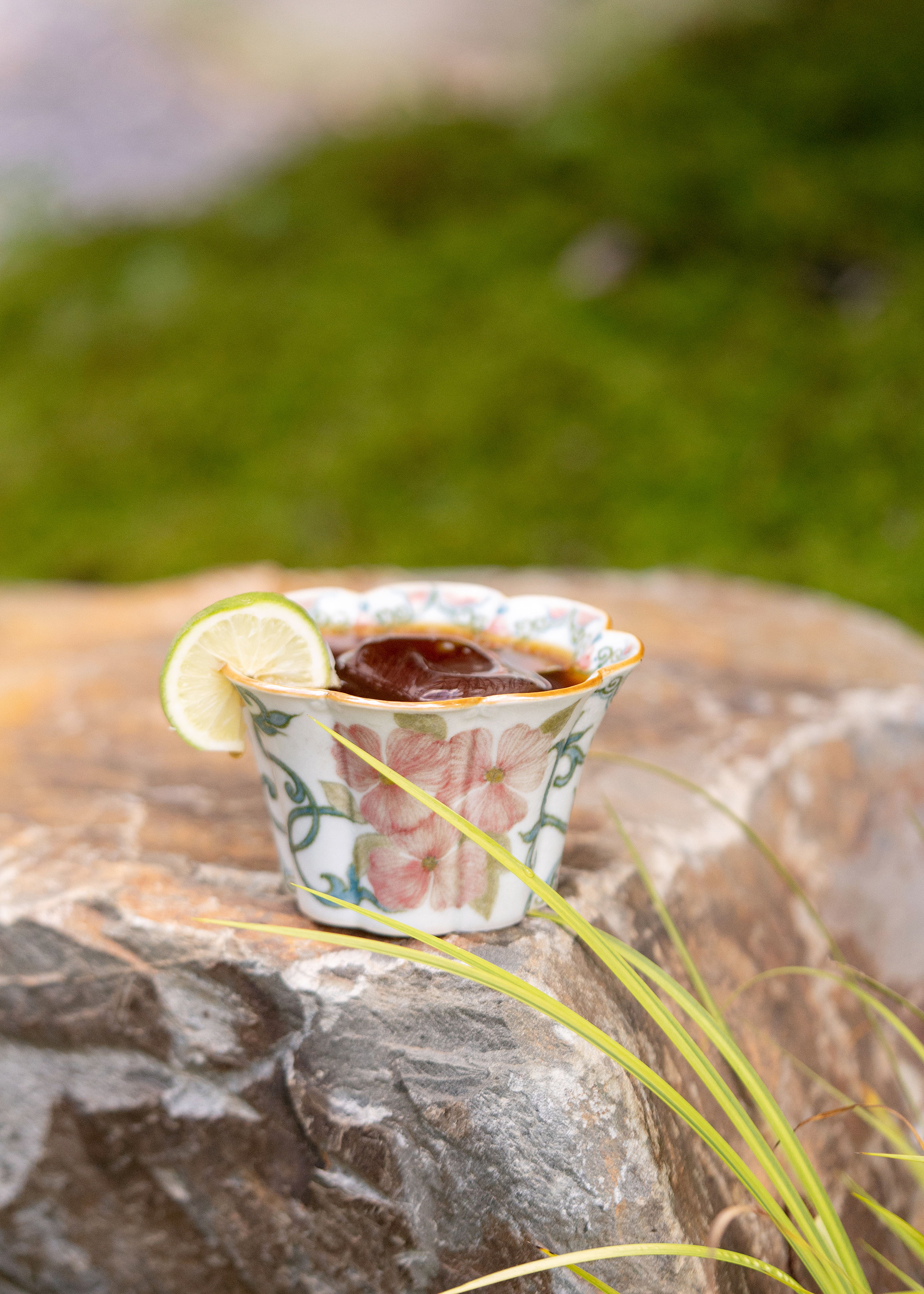 無垠裡 やさしさをまとう手仕事のうつわ「花時」花口カップ｜夏のロマンと自由を描いて｜景徳鎮 釉下彩コーヒーカップ