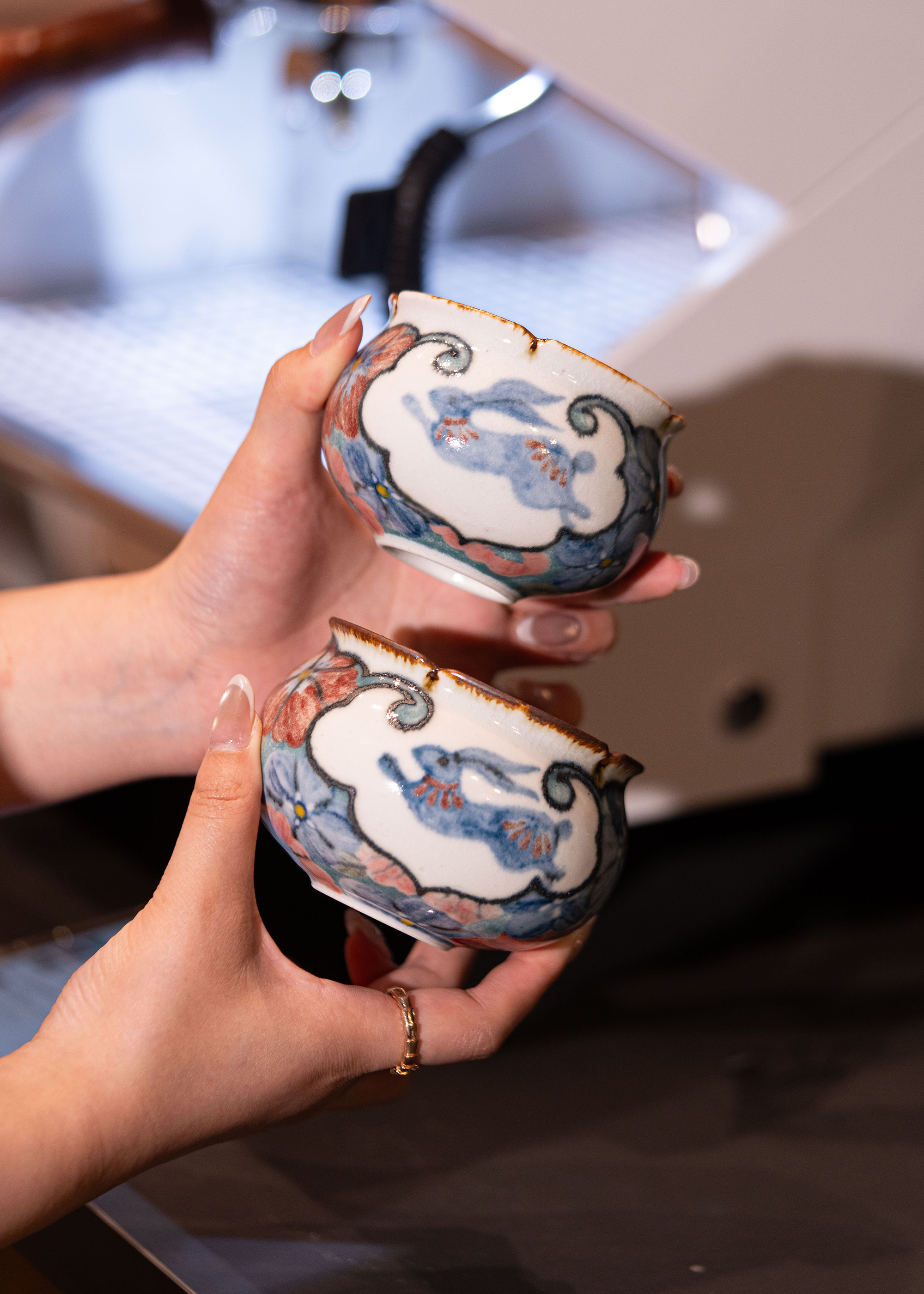 無垠裡やさしさをまとう手仕事のうつわ「花と月と、うさぎ」 ころんとまるいお財布かたちの大小カップ｜景徳鎮 釉下彩