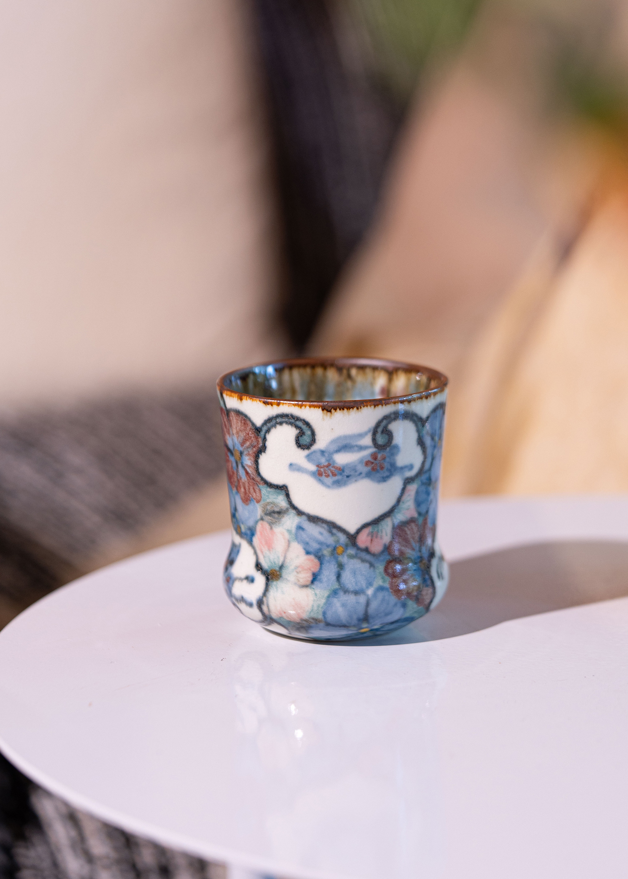無垠裡やさしさをまとう手仕事のうつわ「花と月とうさぎ」 ふんわり大きめサイズの280mlカップ｜景徳鎮 釉下彩