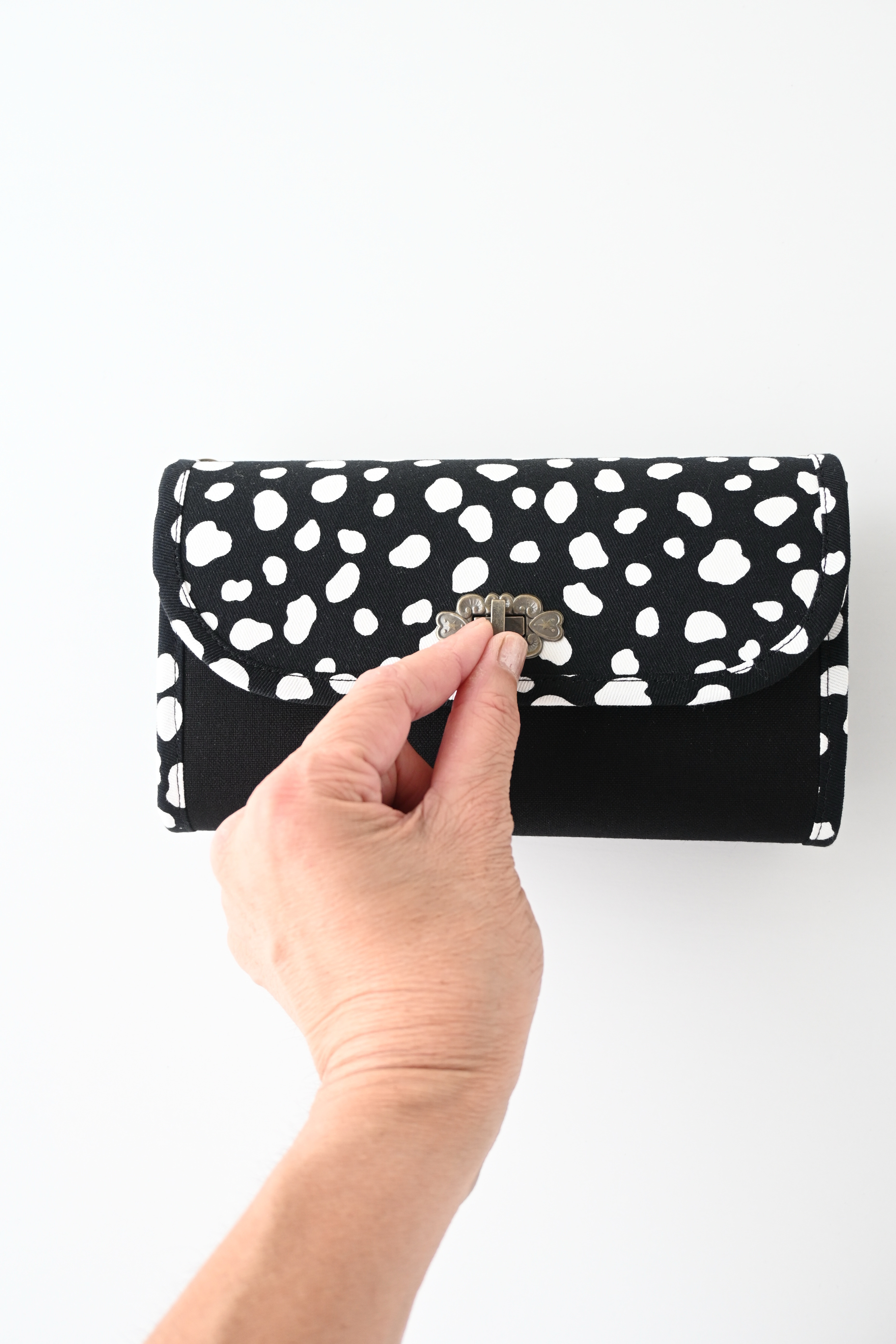 ダルメシアン柄スマホが入る長財布バッグ　シングルファスナー　これだけでお出かけできる 5,390円