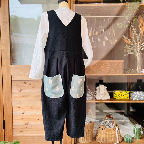 うしろ姿が可愛いミナペルホネンのサロペット オールインワン