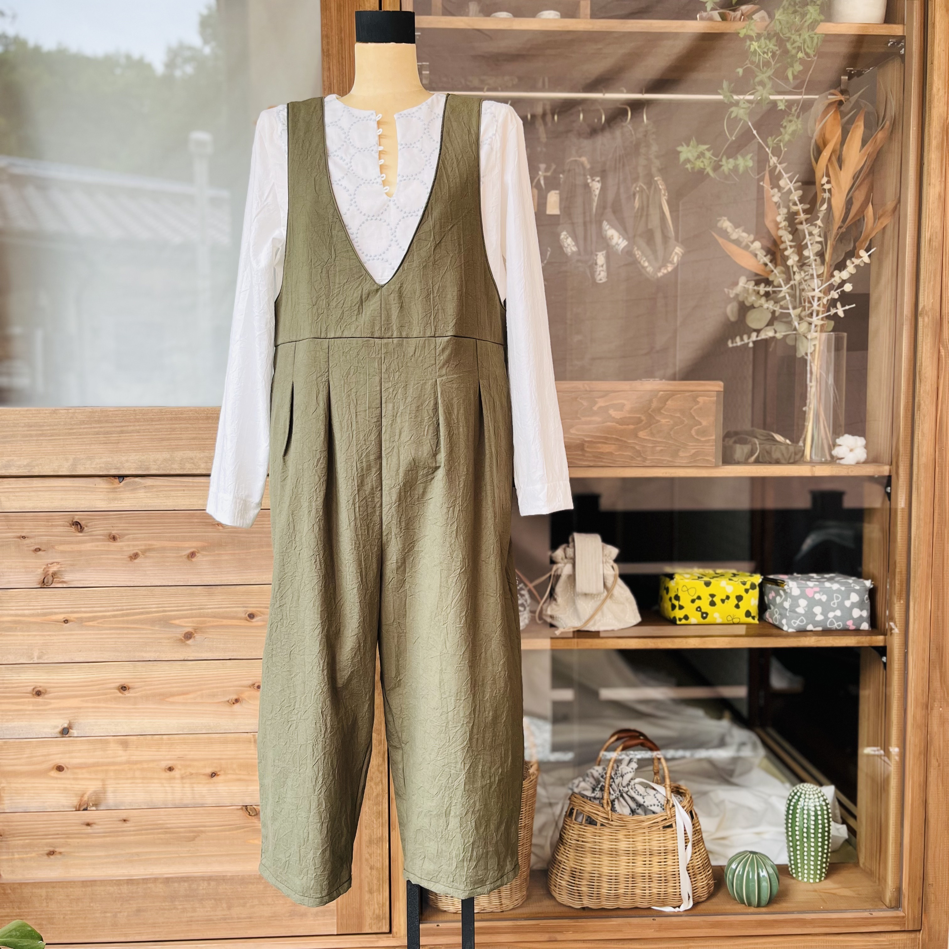 ウィリアムモリスの彩りポケットと過ごす、わたし時間のサロペット