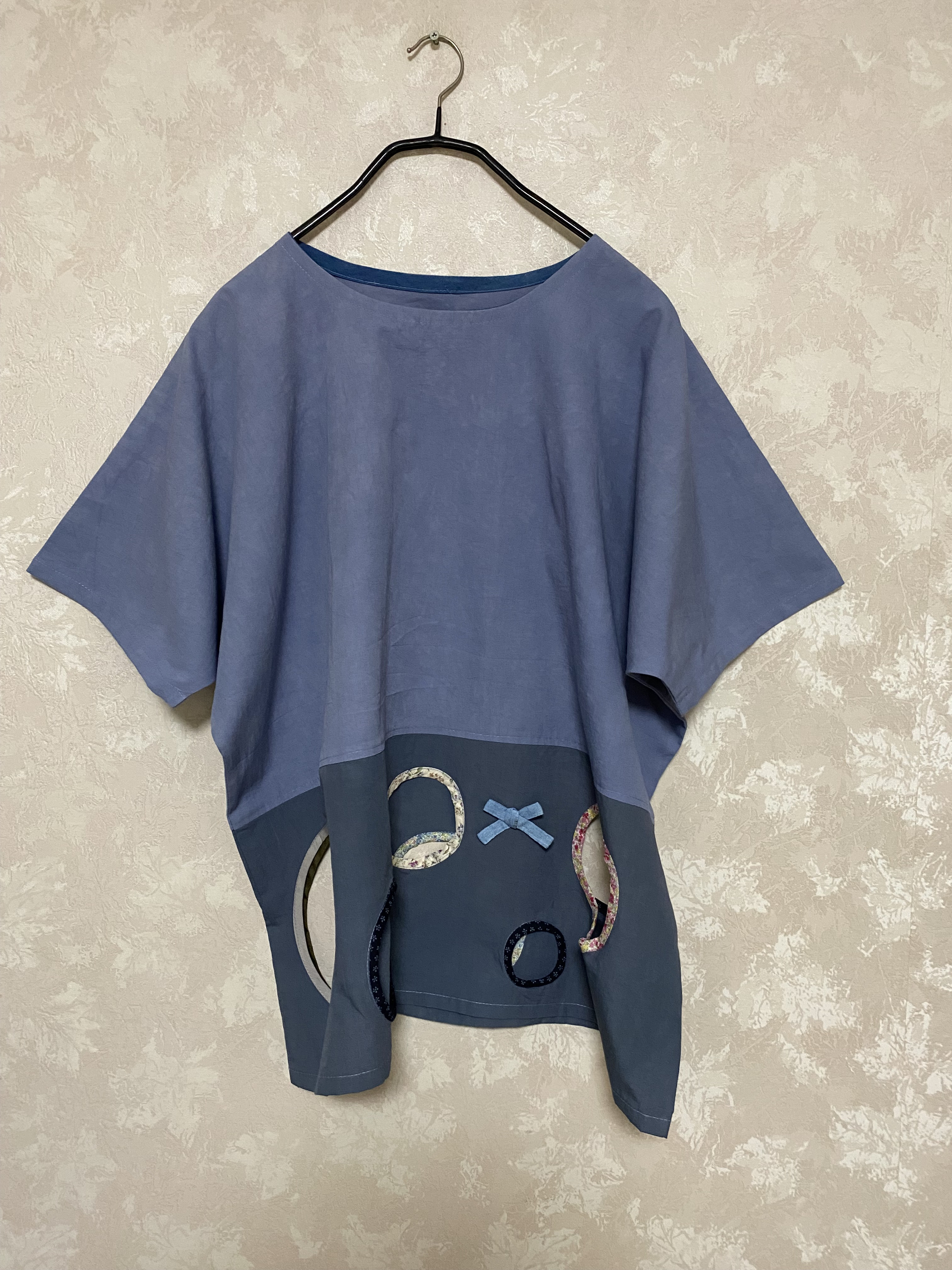 366.黒染めのチュニック、カットアウト　穴　リボン　バイアス　風通し　黒？