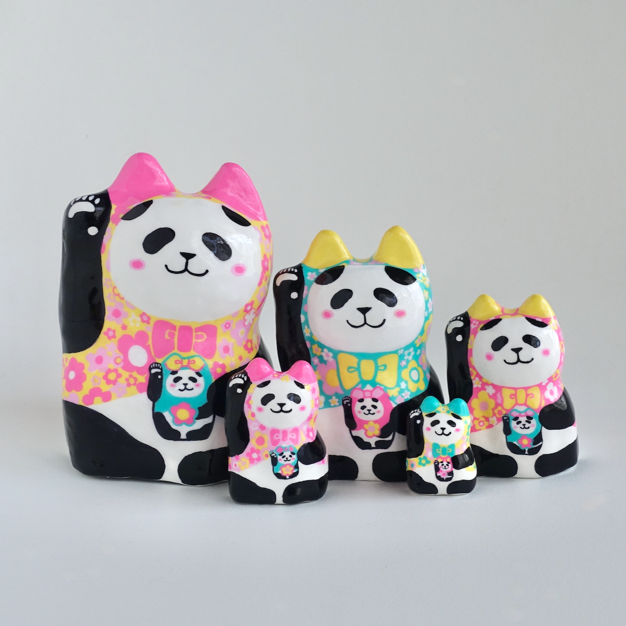 招き猫になったパンダ ５人組