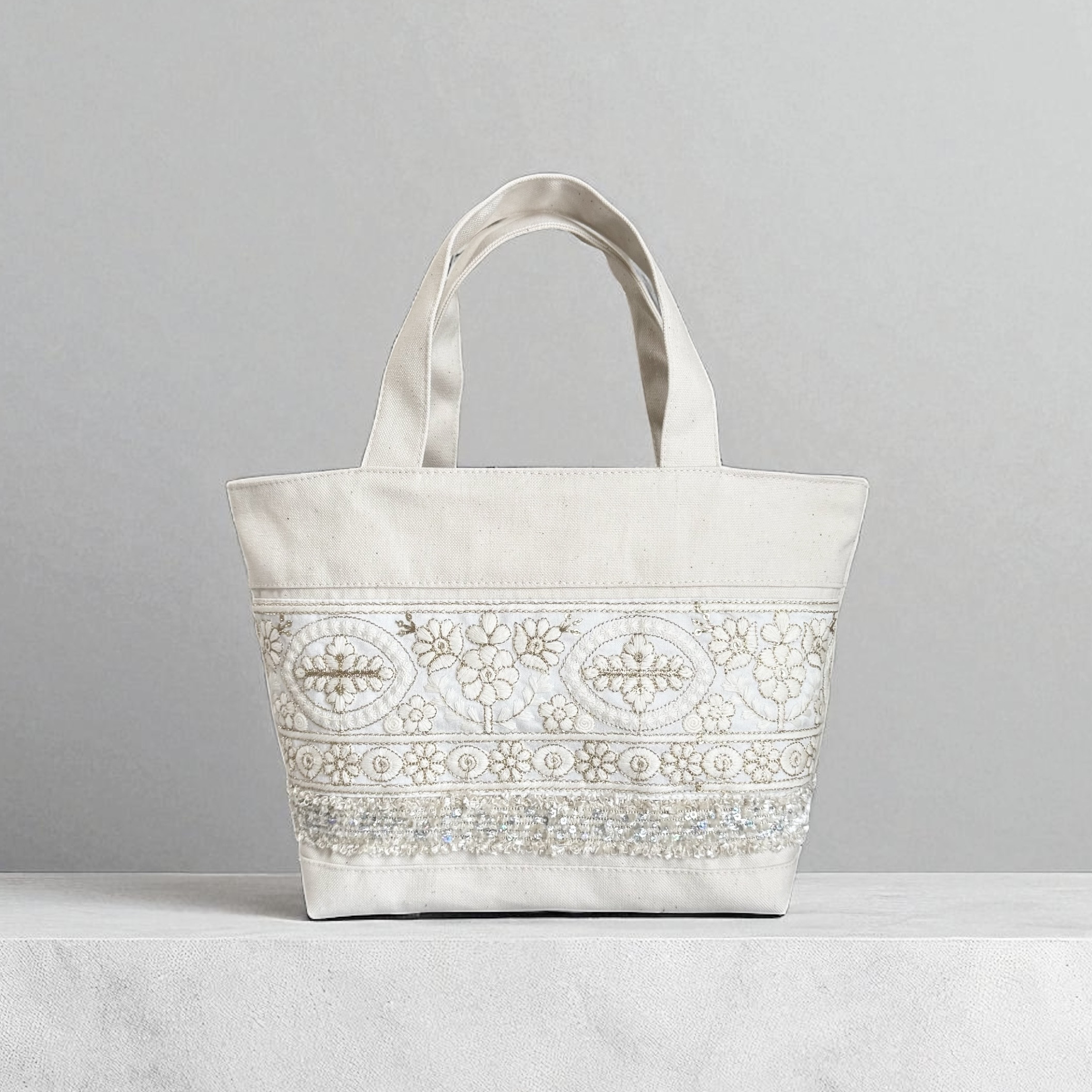 honami　インド刺繍トートバッグホワイト　ハンドメイド honami インド刺繍トートバッグホワイト ハンドメイド インド