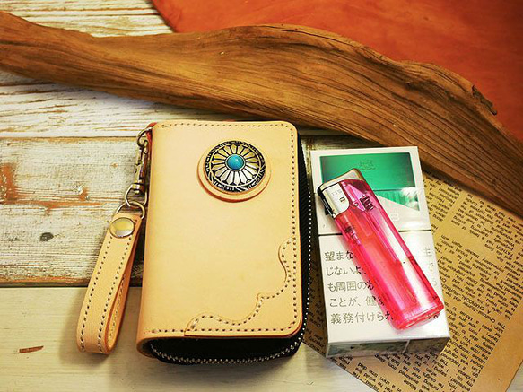 レザータバコケース ターコイズコンチョ ラウンドファスナー 小物入れ ハンドメイド 姫路レザー 牛本ヌメ革 生成ヌメタン 2枚目の画像