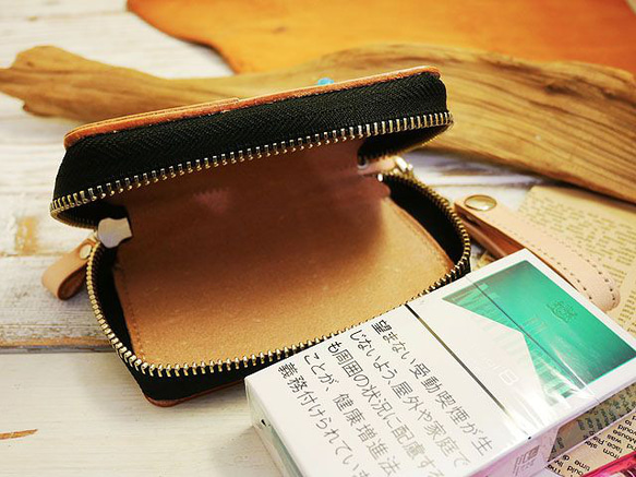 レザータバコケース ターコイズコンチョ ラウンドファスナー 小物入れ ハンドメイド 姫路レザー 牛本ヌメ革 生成ヌメタン 5枚目の画像