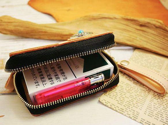 レザータバコケース ターコイズコンチョ ラウンドファスナー 小物入れ ハンドメイド 姫路レザー 牛本ヌメ革 生成ヌメタン 4枚目の画像