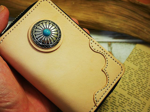 レザータバコケース ターコイズコンチョ ラウンドファスナー 小物入れ ハンドメイド 姫路レザー 牛本ヌメ革 生成ヌメタン 7枚目の画像