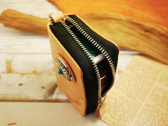 レザータバコケース ターコイズコンチョ ラウンドファスナー 小物入れ ハンドメイド 姫路レザー 牛本ヌメ革 生成ヌメタン 6枚目の画像
