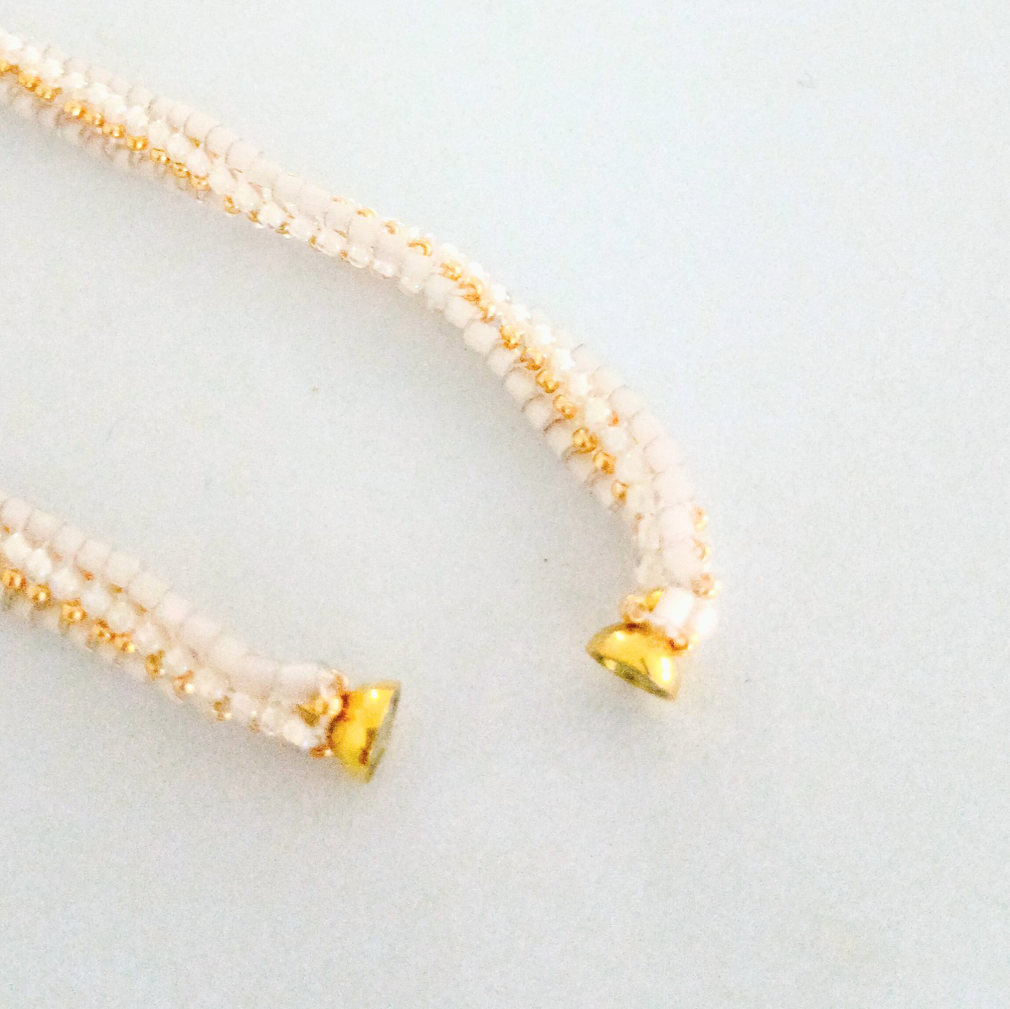 夏のきらめきを纏う☆　貝殻が揺れるネックレス