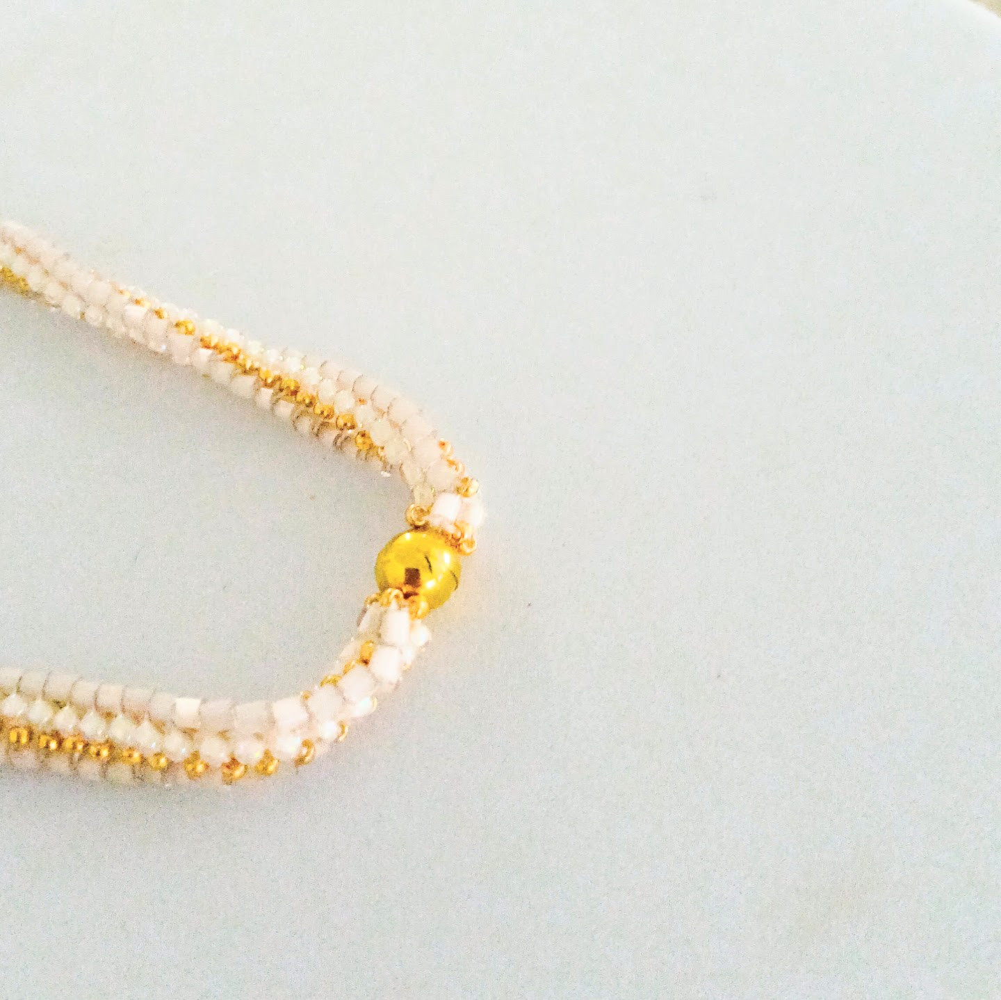 夏のきらめきを纏う☆　貝殻が揺れるネックレス