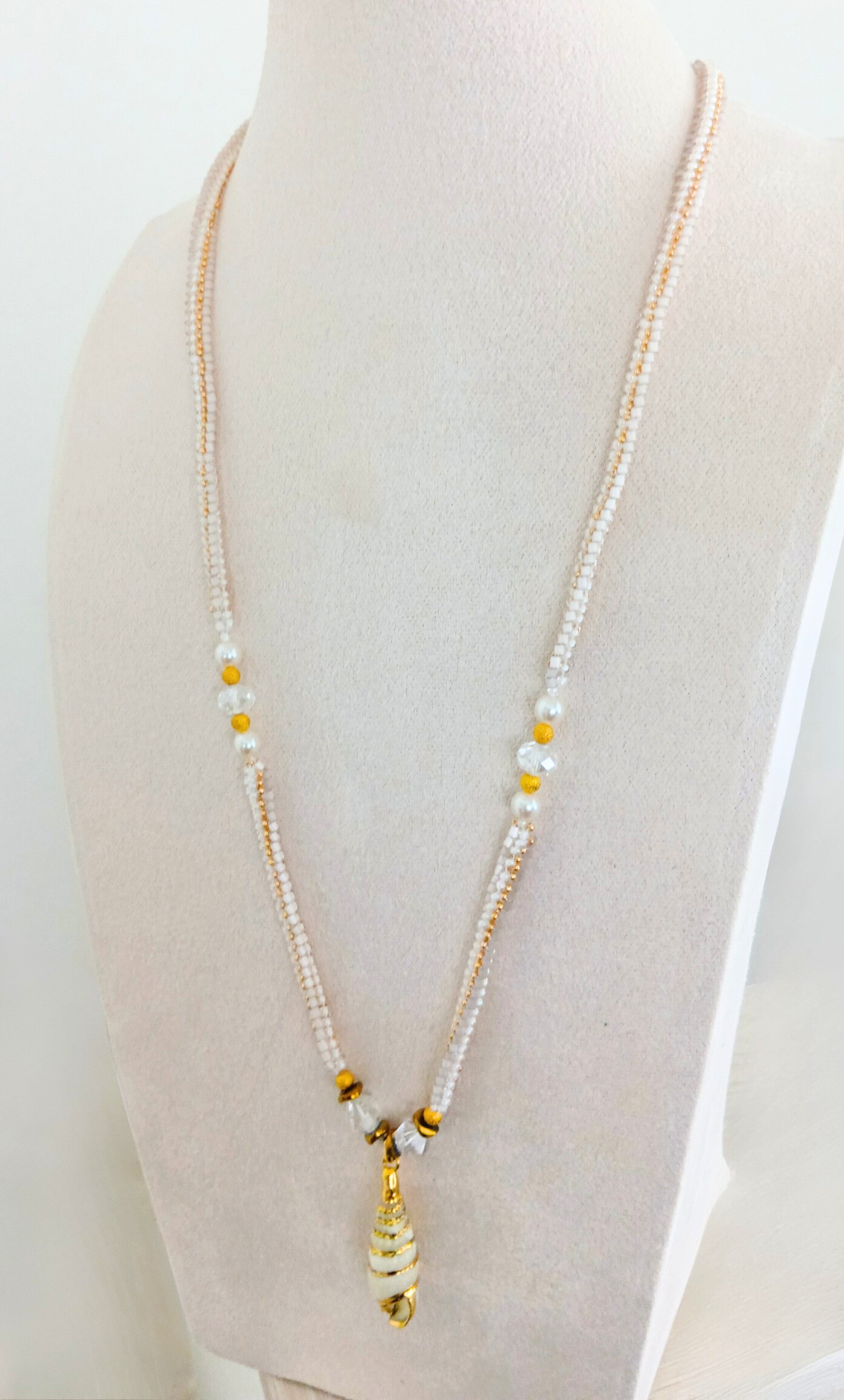 夏のきらめきを纏う☆　貝殻が揺れるネックレス