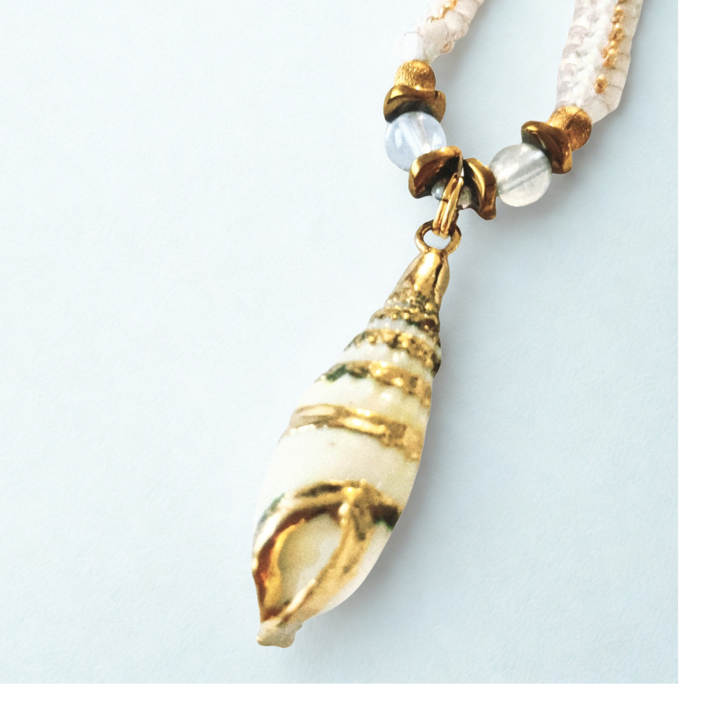 夏のきらめきを纏う☆　貝殻が揺れるネックレス