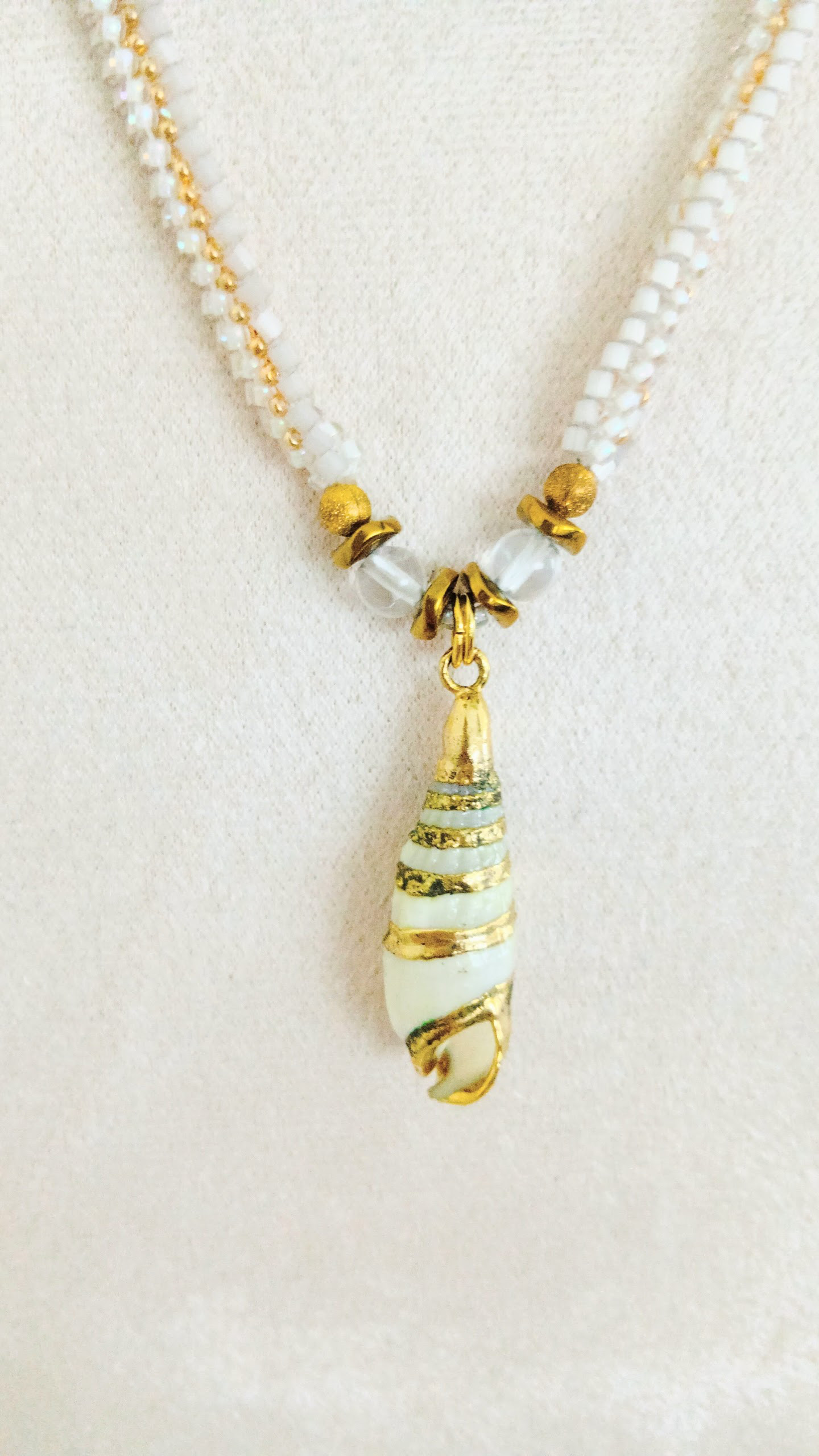 夏のきらめきを纏う☆　貝殻が揺れるネックレス
