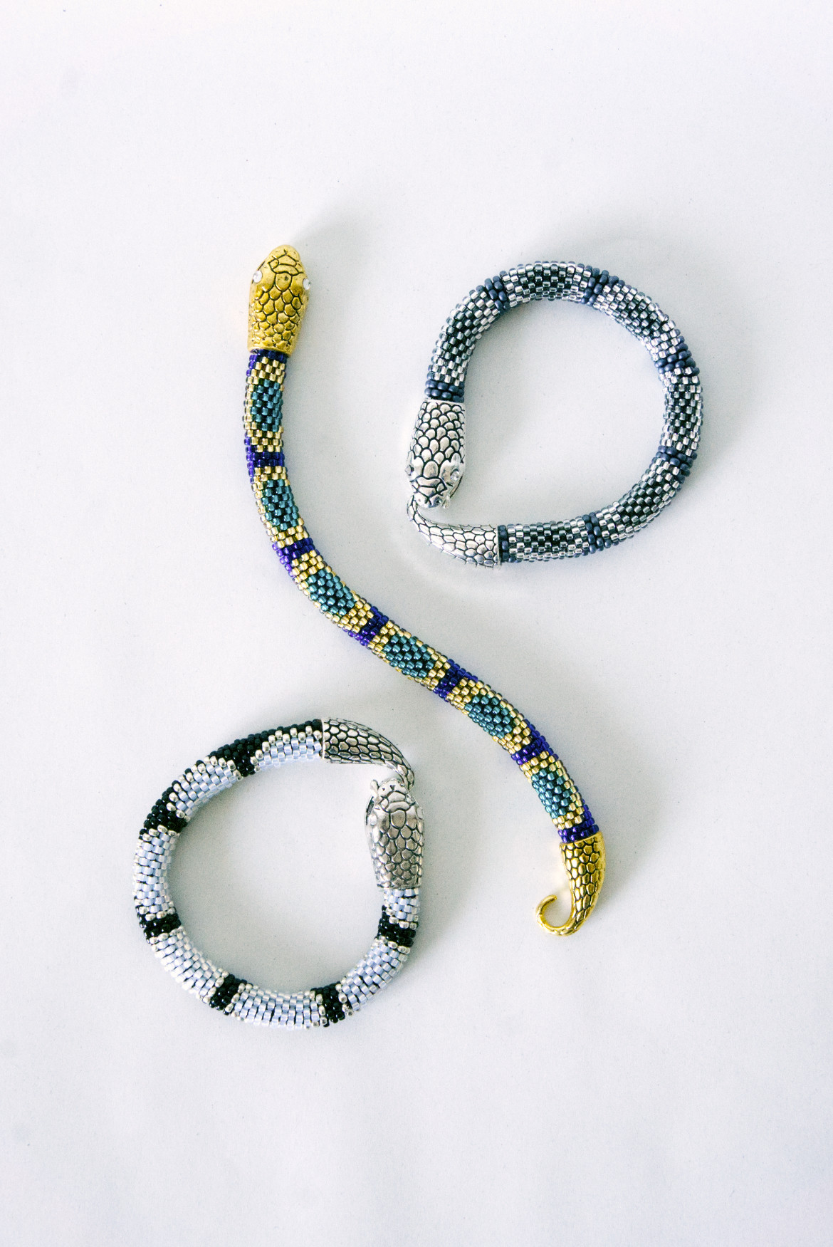 【ヘビモチーフ・アニマルカラー】ビーズブレスレット｜神聖な守りヘビ・手元アクセ｜3色展開