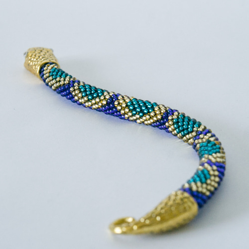 ヘビモチーフ・アニマルカラー】ビーズブレスレット｜神聖な守りヘビ