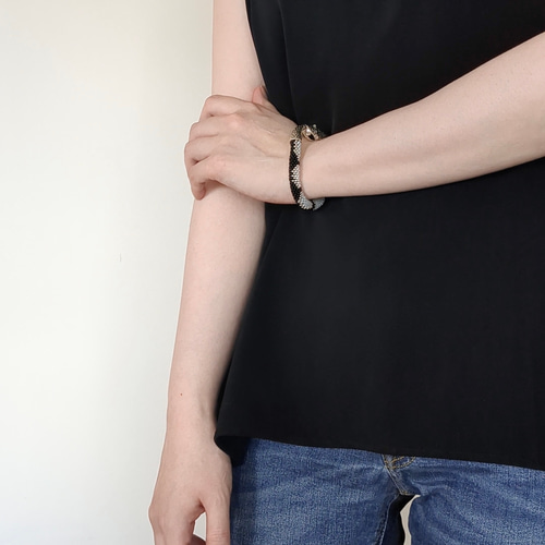 ヘビモチーフ・アニマルカラー】ビーズブレスレット｜神聖な守りヘビ