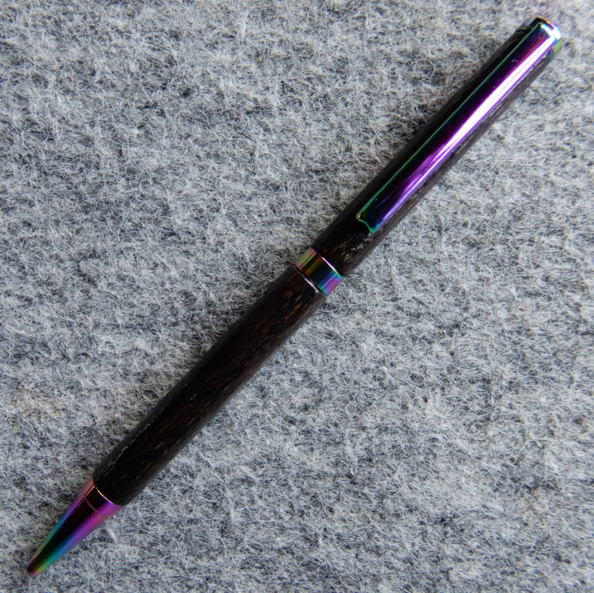 ボールペン　木軸　回転式　ホワイトアッシュ　着色（P017）