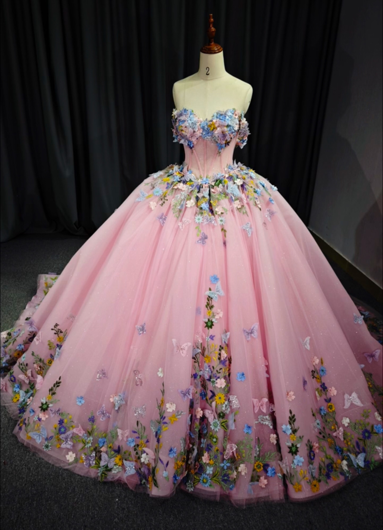 新作続々　ピンクソフィア　蝶々　立体的に刺繍　ローズピンク　ビスチェライン　肩空き　美品　編み上げサイズオーダー可能二次