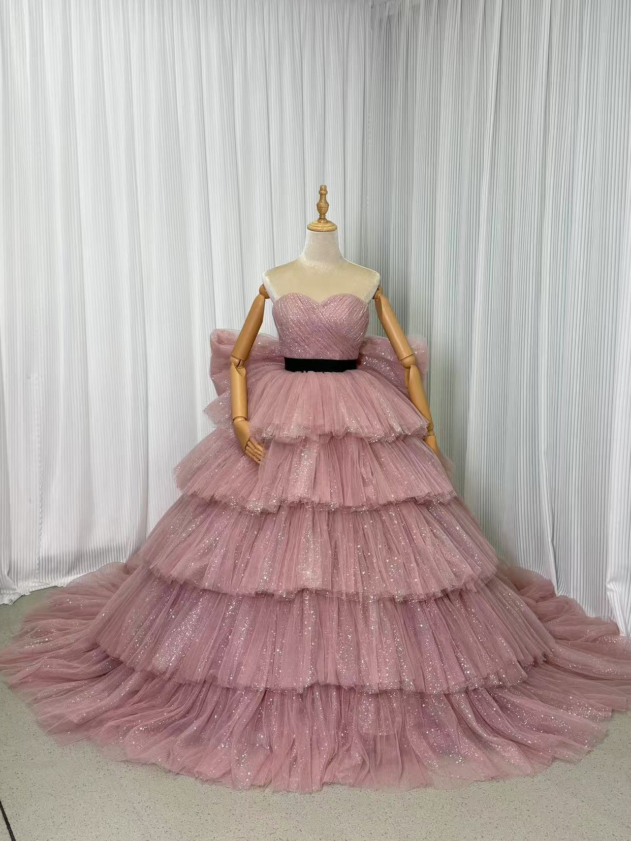 送料無料！カラードレス ピンク キラキラチュール ティアードのドレス プリーツドレス リボン ベルト 結婚式 可愛い