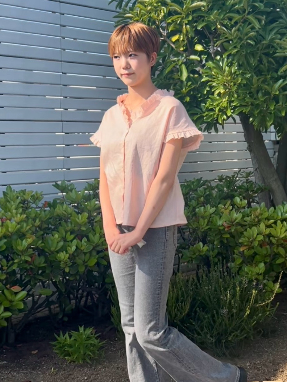 軽やかで涼しい＊Vネックフリルブラウス＊半袖＊国産リネン＊サーモンピンク